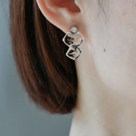 ピアス ウスライ