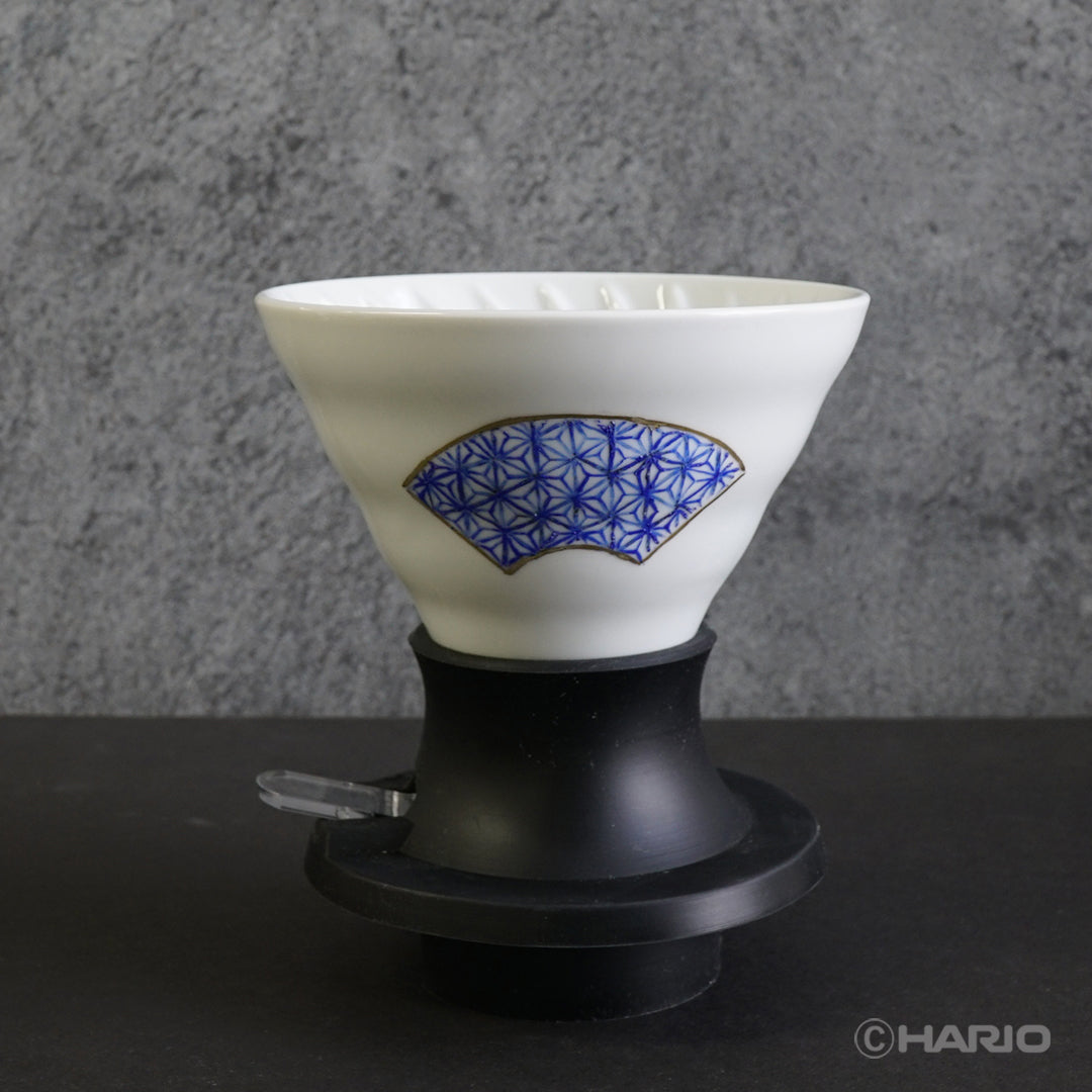 陶器で作られており、星型や円を切り抜かれて、スイッチを入れると美しい。 陶器で作られており、星型や円を切り抜かれて、スイッチを入れると